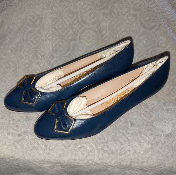 NWOT! SALVATORE FERRAGAMO BLUE Leather Pumps with Bows - Picture 9 of 16